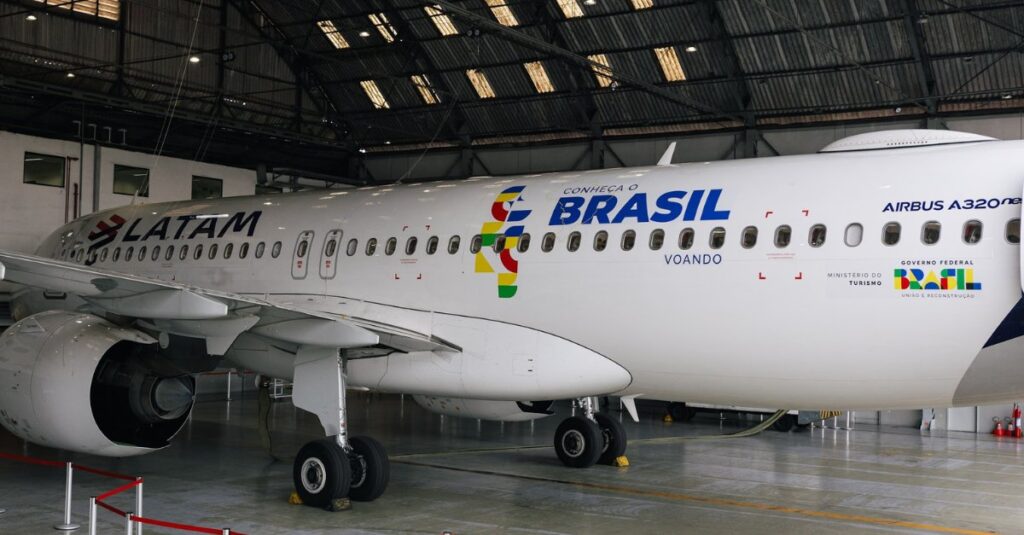 LATAM presenta el primer avión de la iniciativa "Conozca Brasil: Volando